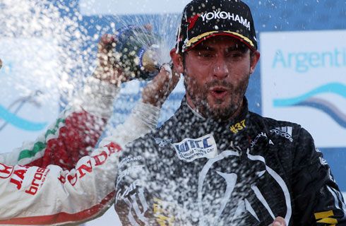 Pechito López hizo historia en el WTCC de Argentina