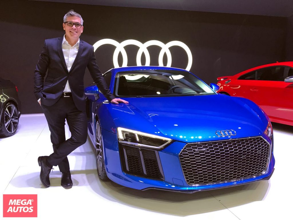 Gonzalo Cassina, Gerente de Marketing de Audi Argentina, junto al R8 V10 Plus.