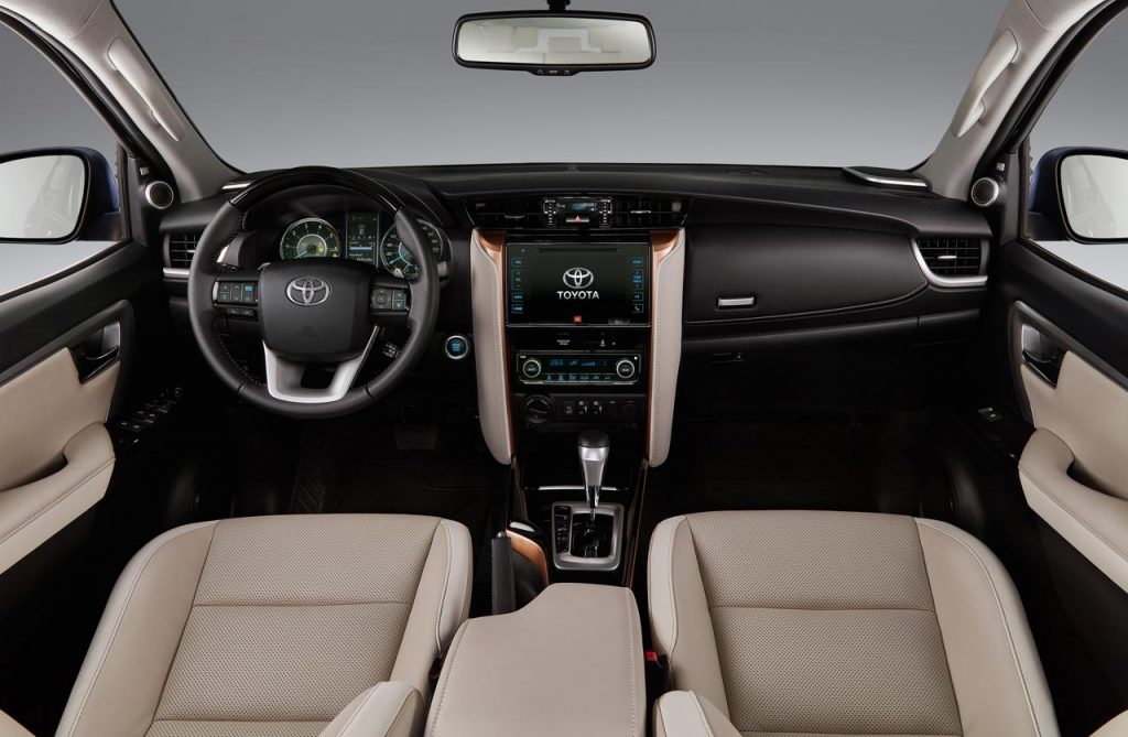 Interior Toyota SW4 Diamond