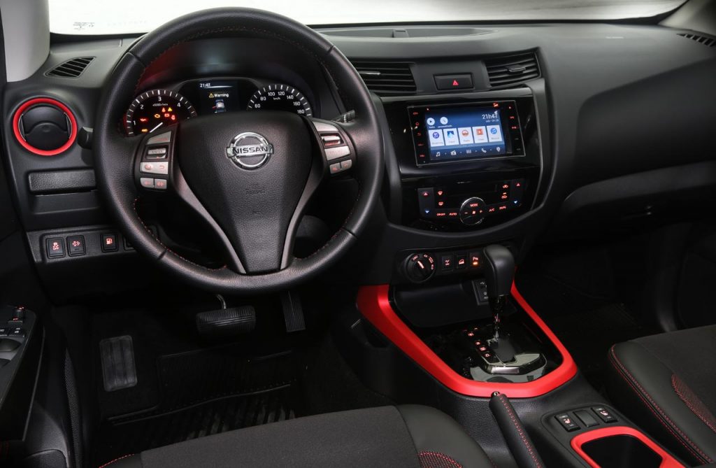 Interior Nissan Frontier Attack