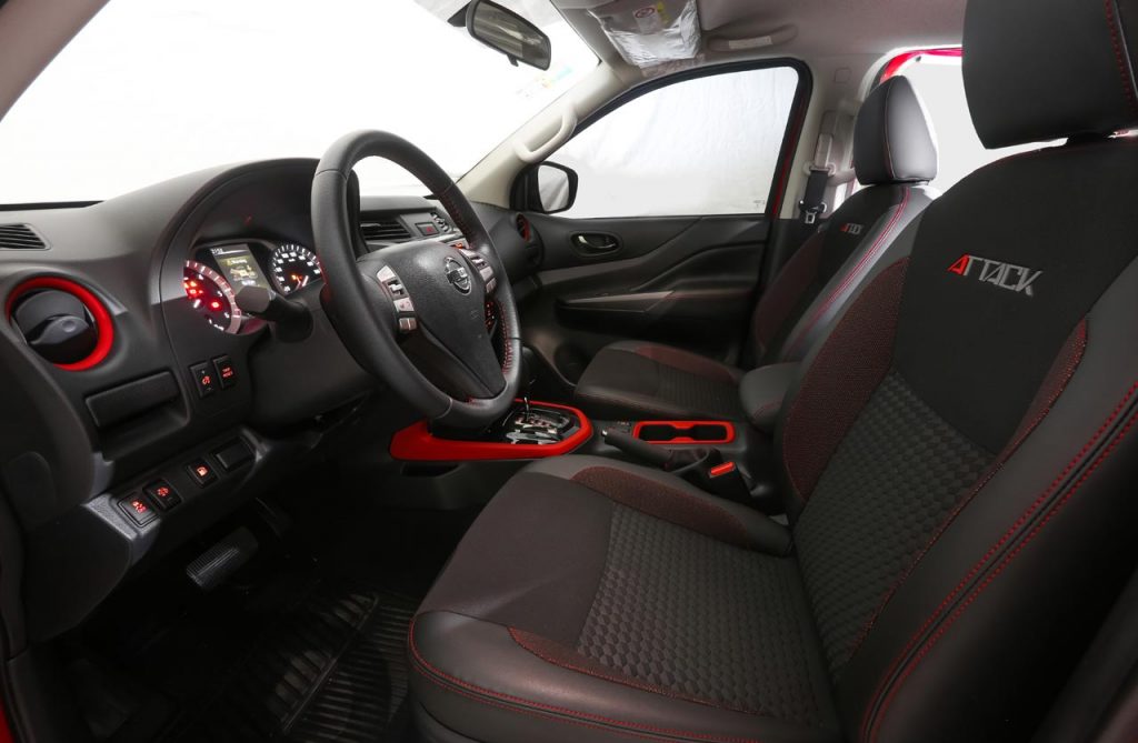 Interior Nissan Frontier Attack