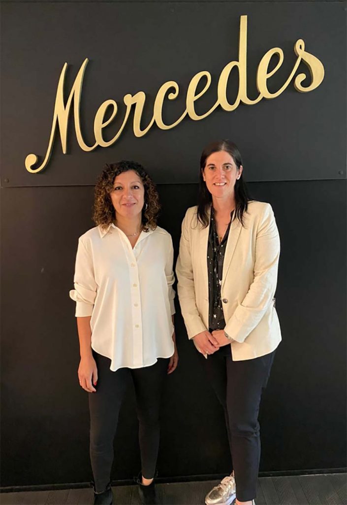 Paula Díaz, Gerente de Servicios al Cliente y Fleetboard Mercedes-Benz Camiones y Buses, junto a Cecilia Telias, Gerente de ventas Mercedes-Benz Financiera.